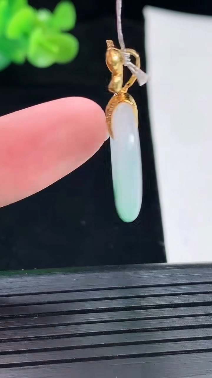 天然A货翡翠平安环吊坠，尺寸23-4重量:4.65g
4月29日