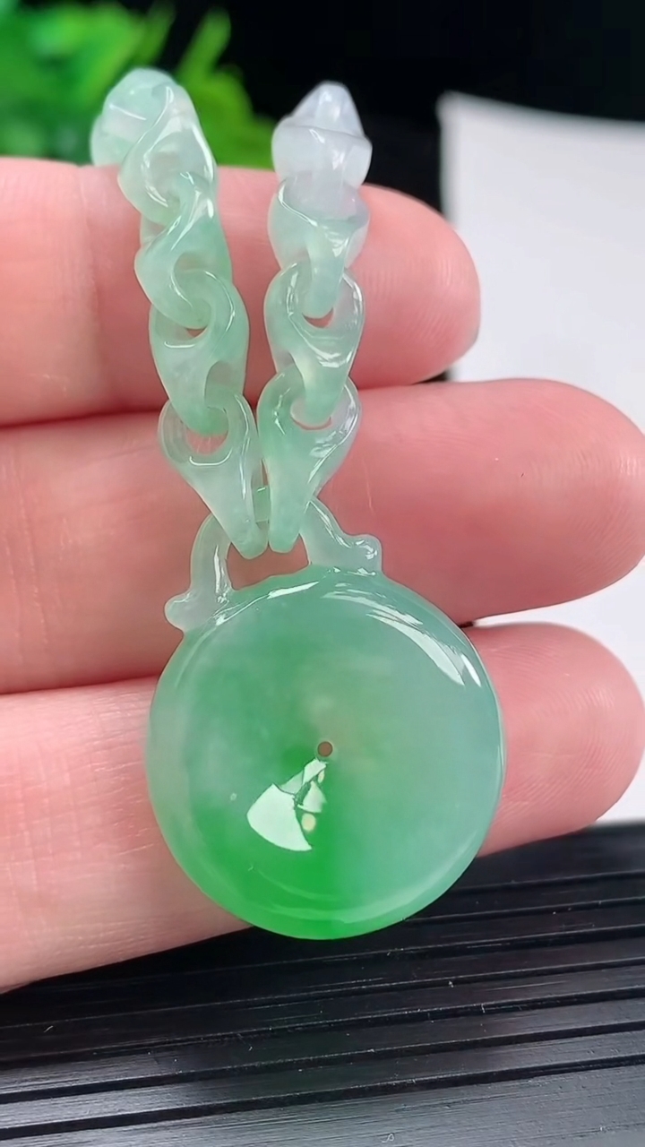 天然A货翡翠平安扣手链，尺寸22.5-6.2重量:13.78g
4月29日