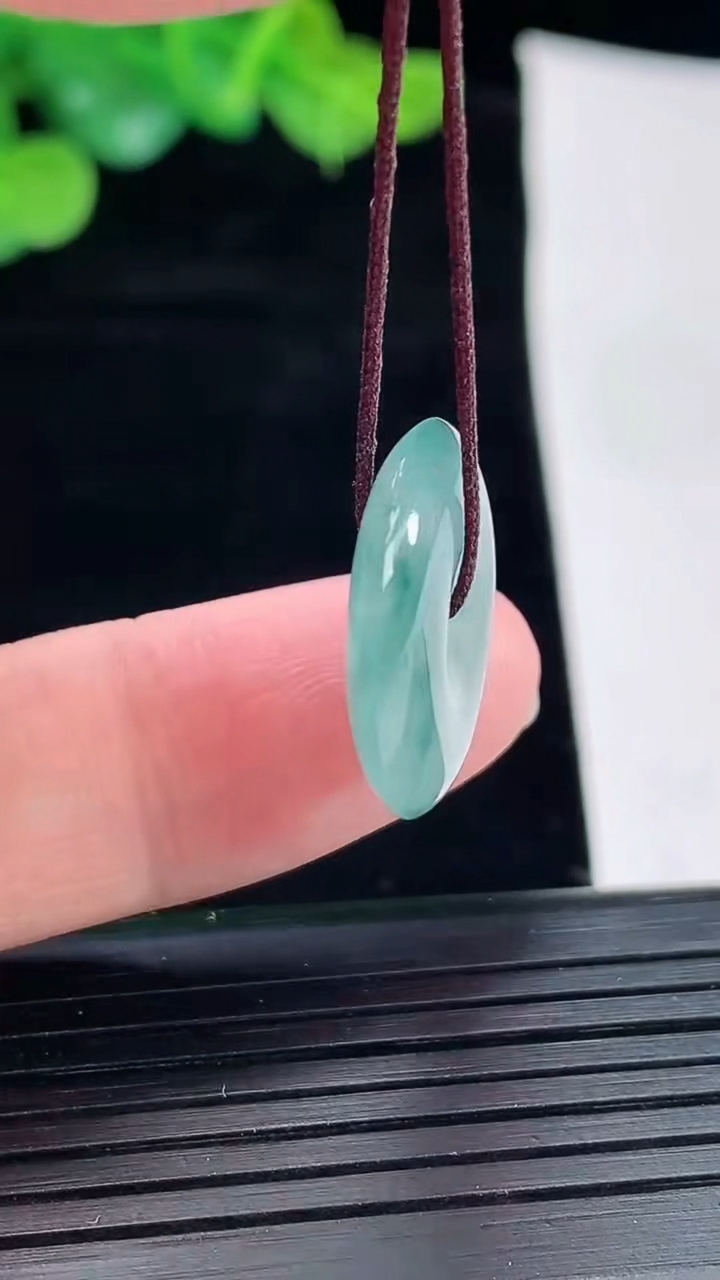 天然A货翡翠飘花平安扣吊坠，尺寸19-4.2重量:3.22g
4月29日