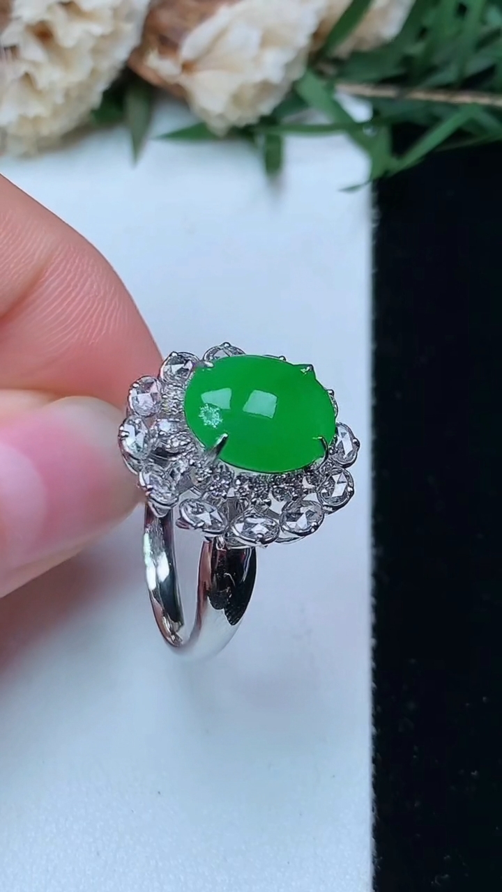 天然A货翡翠蛋面戒指，尺寸17.6-10.7-8.7，重量:4.63g2026年4月29日
工厂直销收藏佳品,种好水足，色泽均匀，有种有色，上手高大气！