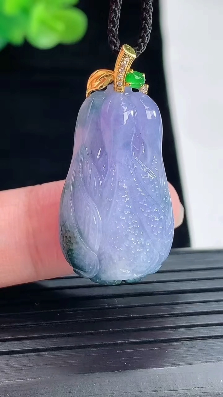 天然A货翡翠18k金紫罗兰 飘花白菜吊坠，尺寸27.5-17-9.2重量:7.79g
4月29日