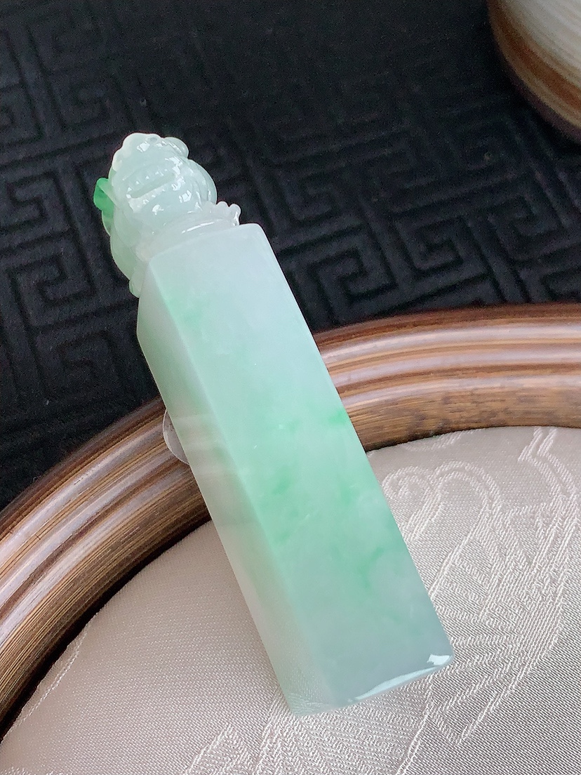 天然A货翡翠飘绿招财貔貅印章 
尺寸59.5-23-11.8mm 重量47.33g 0428