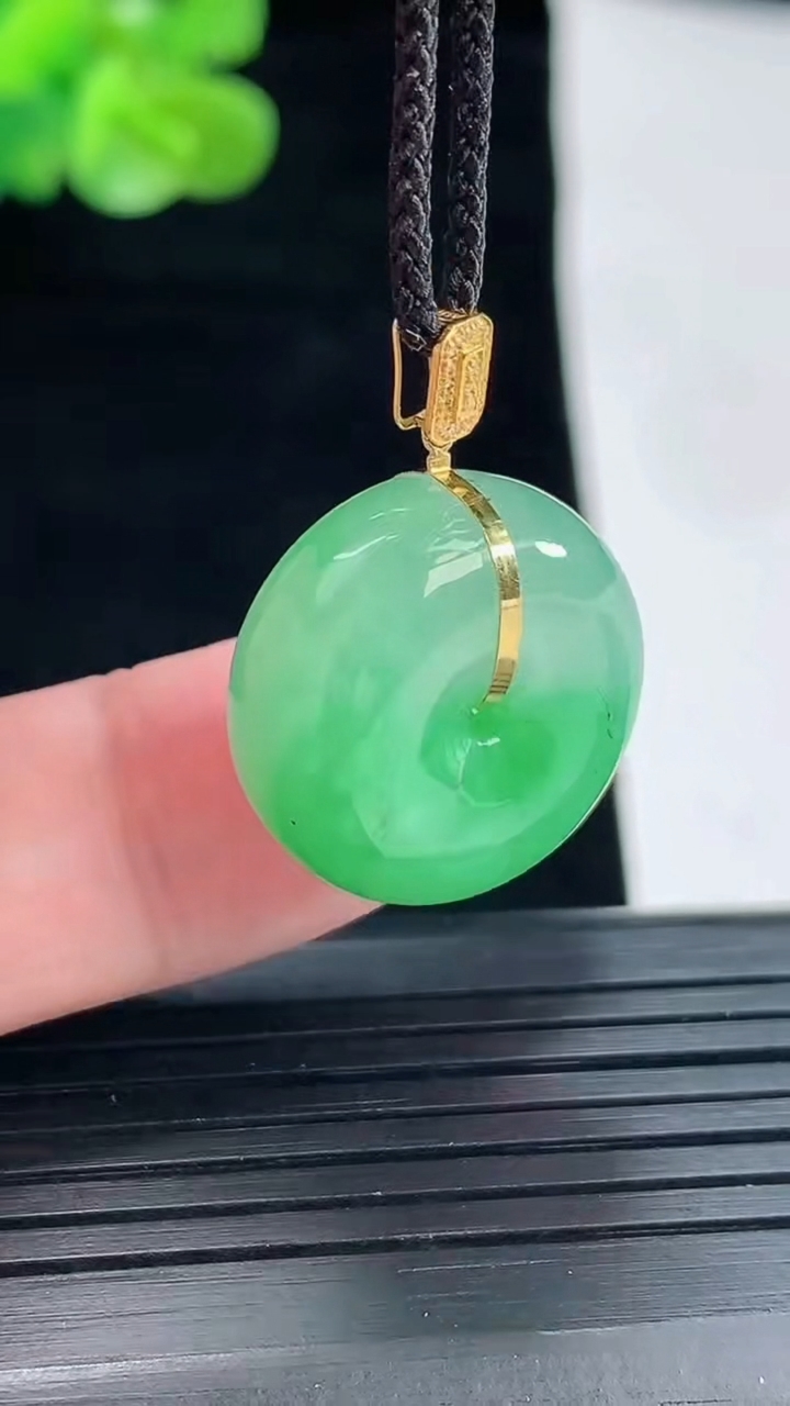 天然A货翡翠路路通吊坠，尺寸19-9.5重量:7.60g
4月29日