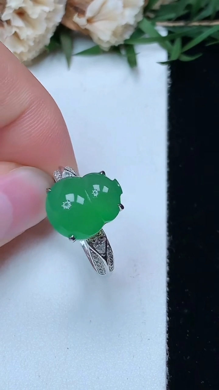 天然A货翡翠葫芦戒指，尺寸17.5-12-10，重量:3.59g2026年4月29日
工厂直销收藏佳品,种好水足，色泽均匀，有种有色，上手高大气！