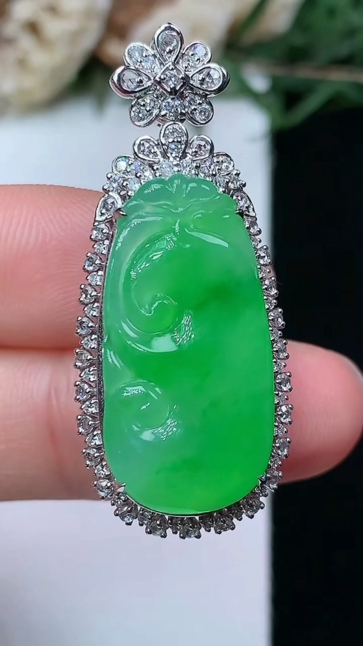 天然A货翡翠如意吊坠，尺寸37.9-16-9.8，裸石24.2-12，重量:6.24g
4月29日