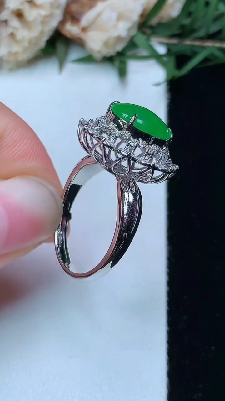 天然A货翡翠蛋面戒指，尺寸17.6-10.7-8.7，重量:4.63g2026年4月29日
工厂直销收藏佳品,种好水足，色泽均匀，有种有色，上手高大气！