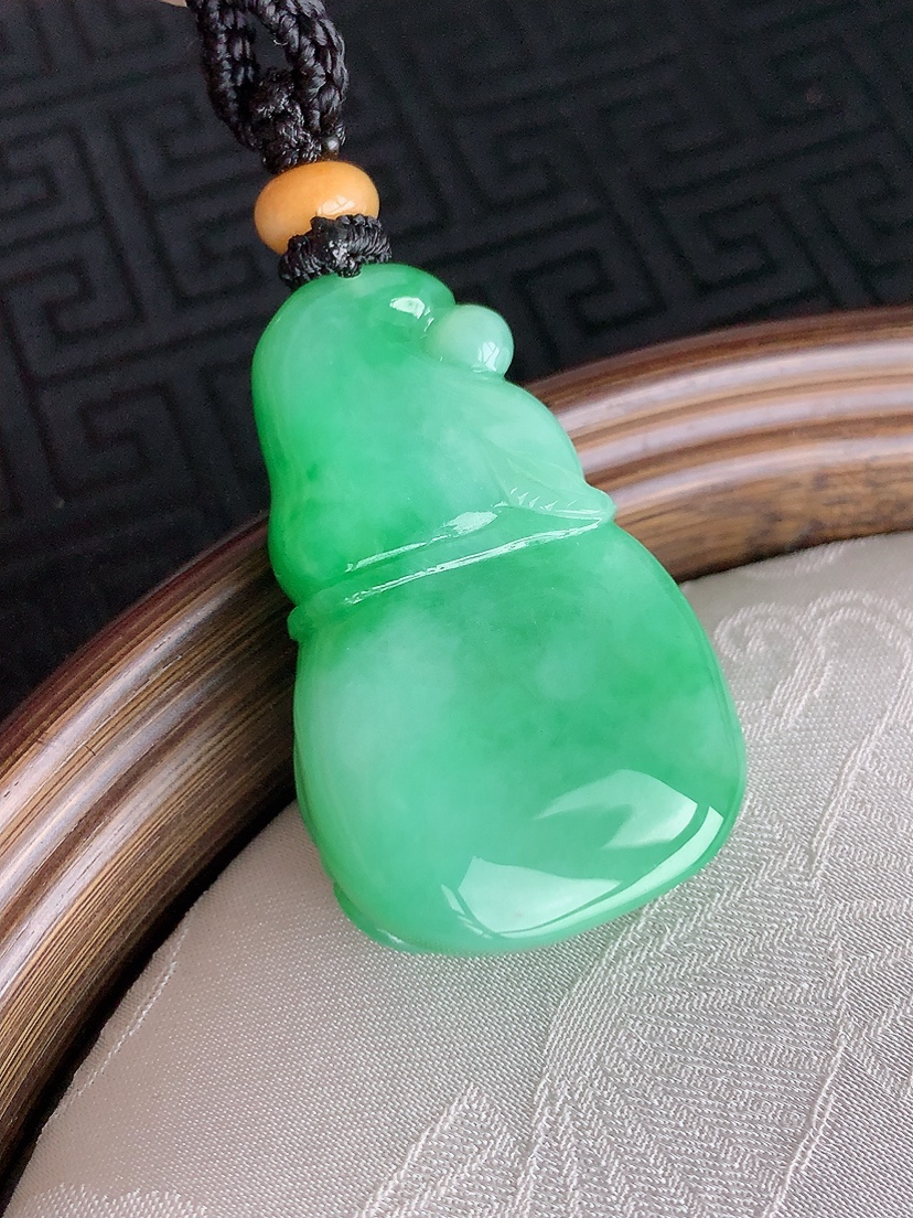 天然A货翡翠满绿葫芦吊坠  
尺寸38-24-13.8mm 重量25.66g 0428