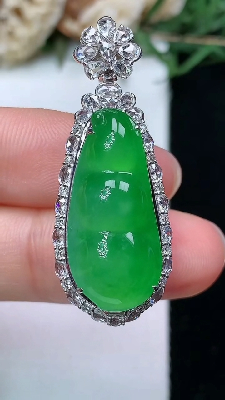 天然A货翡翠福豆吊坠，尺寸36.9-14-11.5
4月29日