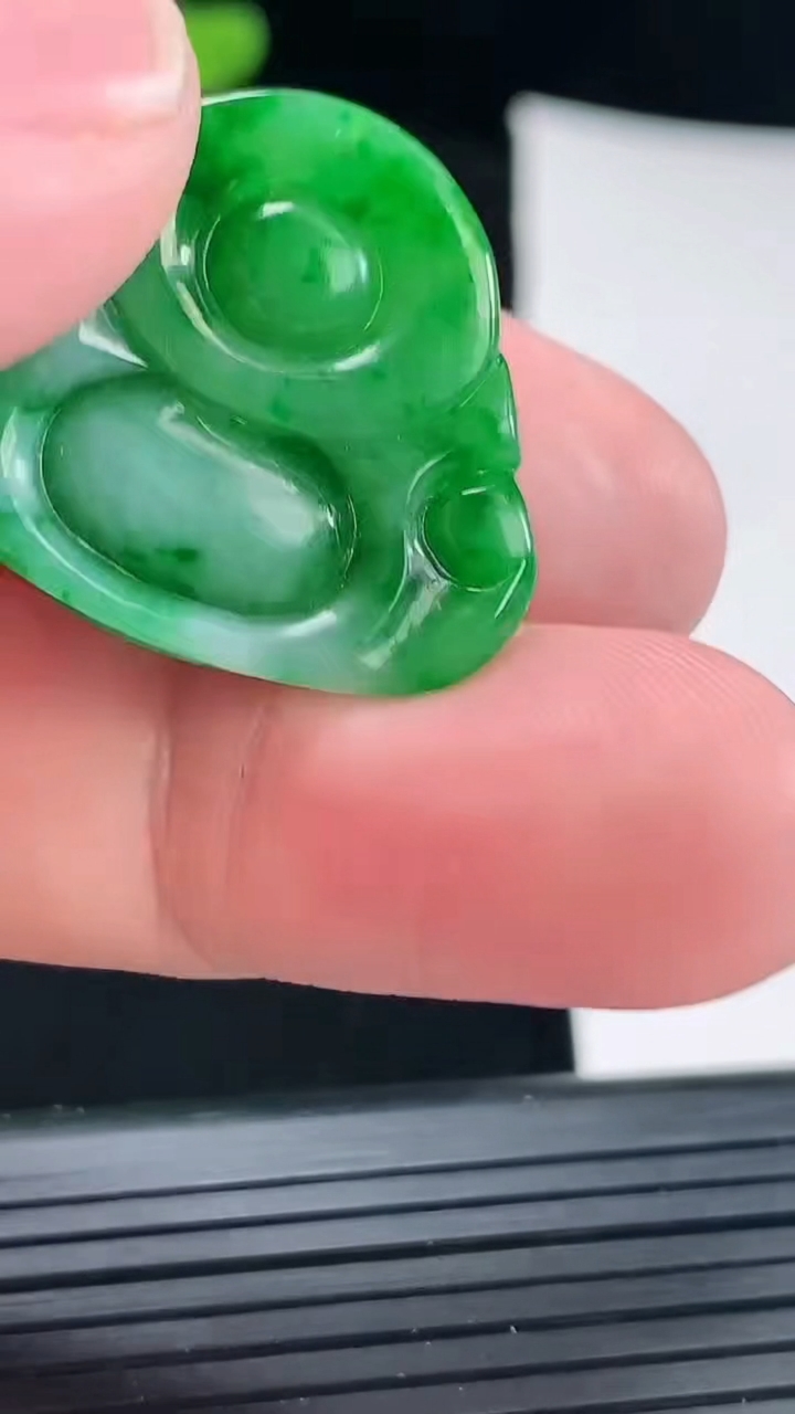 天然A货翡翠佛公吊坠，尺寸24.2-28-4.2重量:5.17g
4月29日