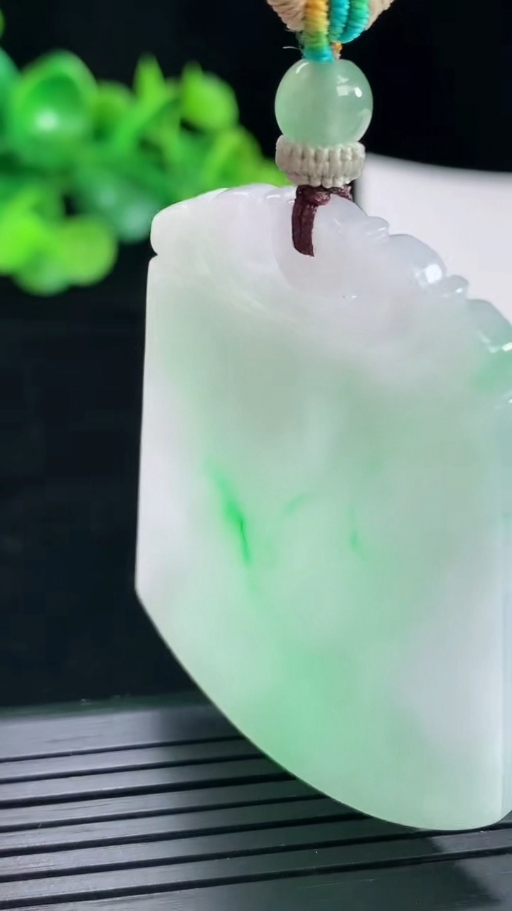 天然A货翡翠无事牌吊坠，尺寸53-40.5-3.8重量:24.40g
4月29日