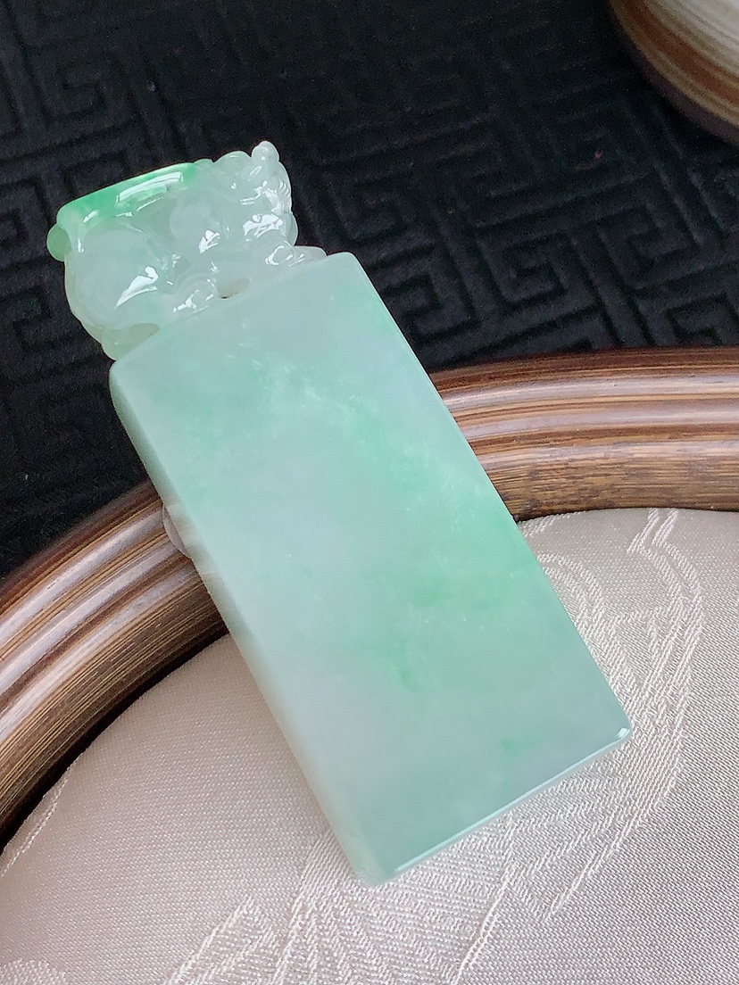 天然A货翡翠飘绿招财貔貅印章 
尺寸59.5-23-11.8mm 重量47.33g 0428