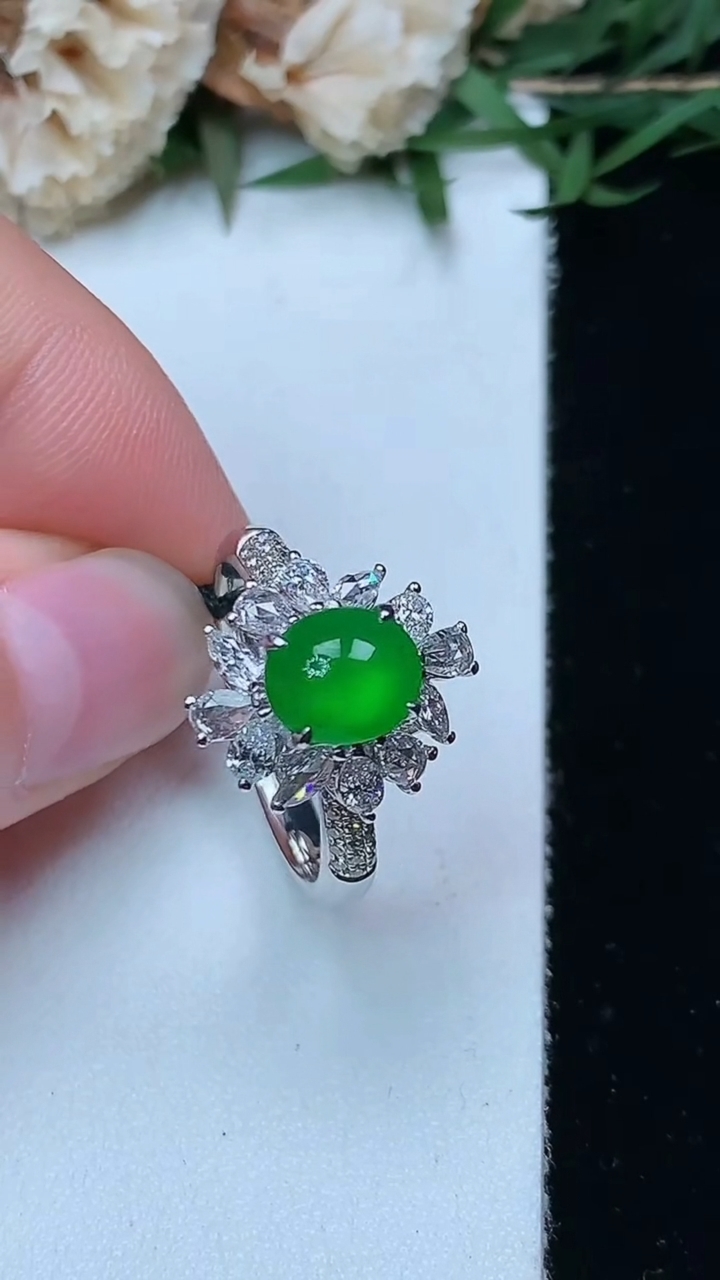 天然A货翡翠蛋面戒指，尺寸17.2-7.3-6.3，重量:5.32g
4月29日