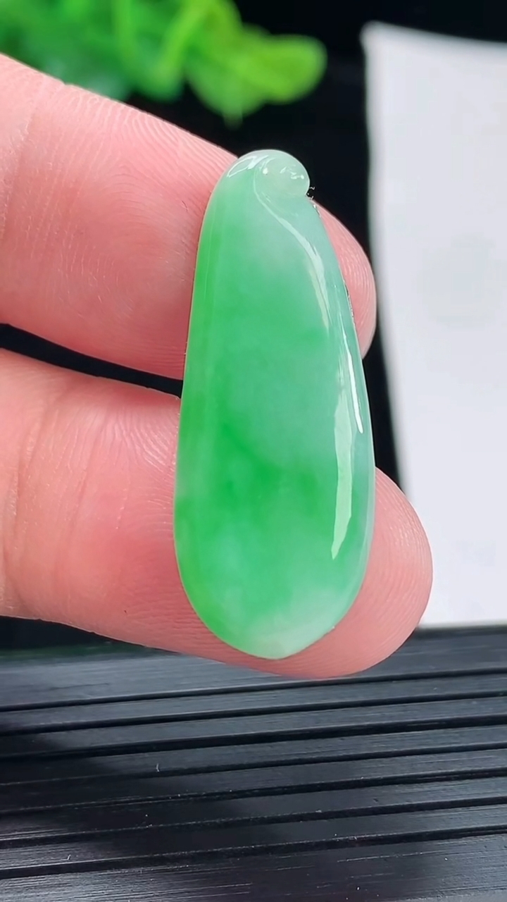 天然A货翡翠福瓜镶嵌件，尺寸33.5-13-3重量:2.84g
4月29日