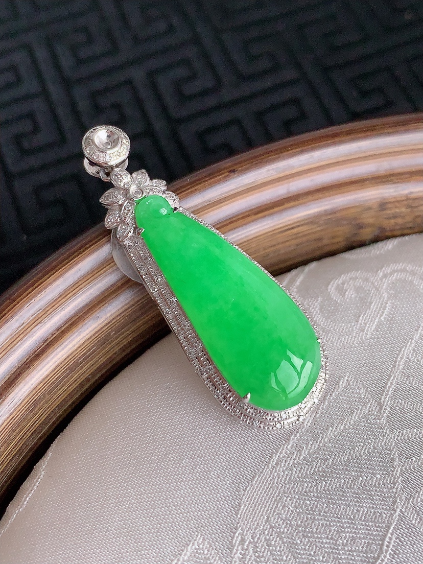 天然A货翡翠18K金伴钻镶嵌满绿福瓜吊坠 
尺寸38-13.5-7.5裸石26.3-10.3mm 重量5.18g 0428