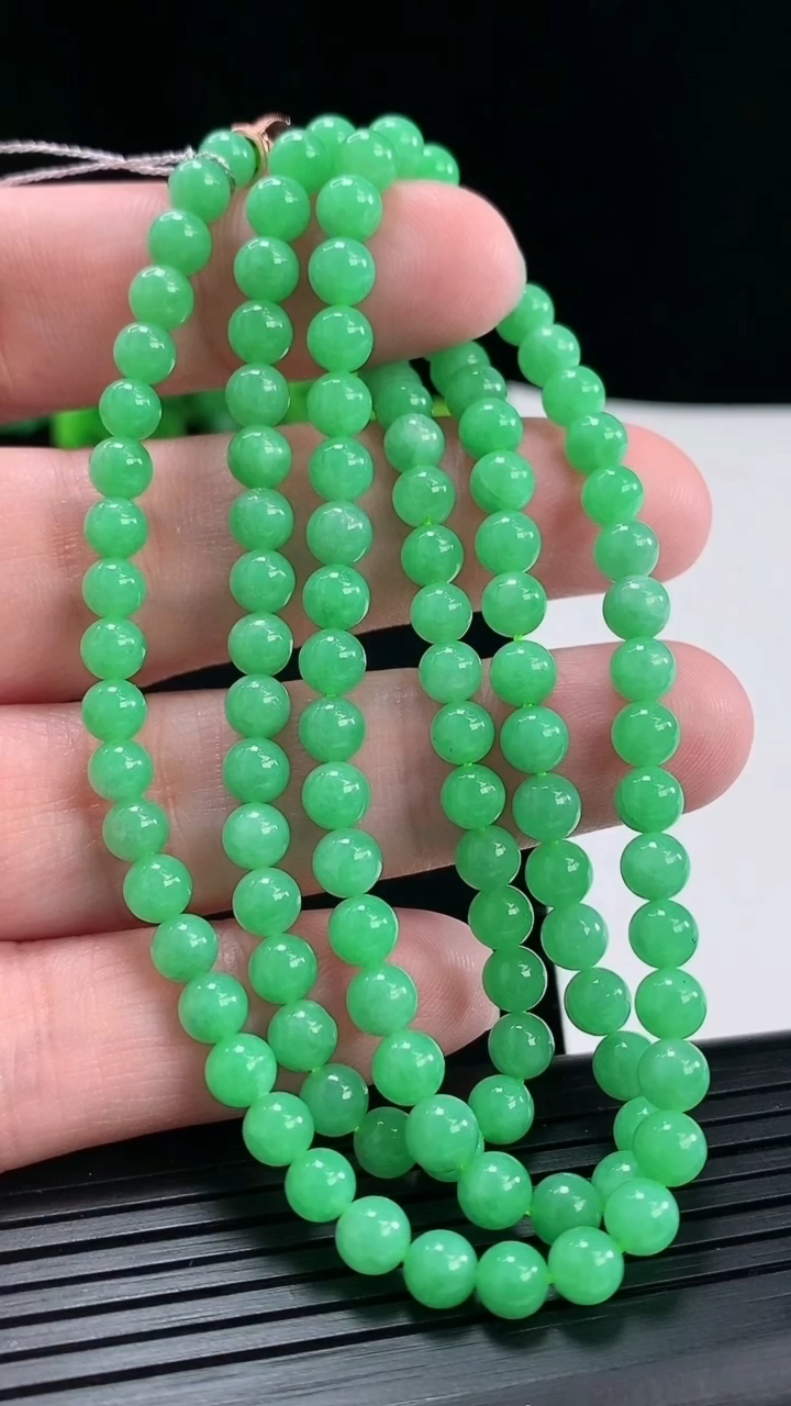 天然A货翡翠圆珠项链，尺寸5-115颗重量:27.24g
4月29日