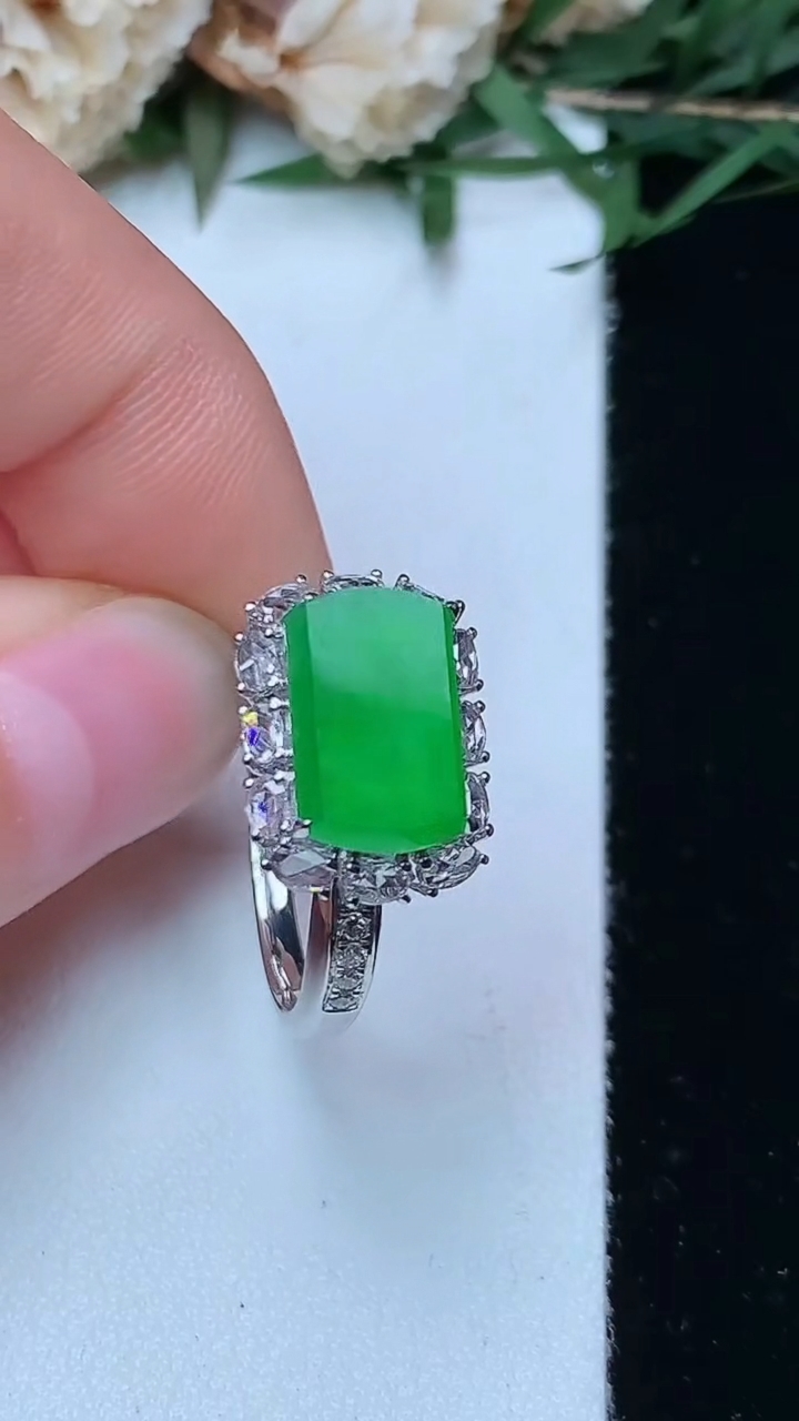 天然A货翡翠马鞍戒指，尺寸17-11.2-6.9，重量:3.70g2026年4月29日
工厂直销收藏佳品,种好水足，色泽均匀，有种有色，上手高大气！