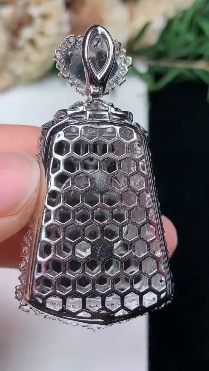 天然A货翡翠无事牌吊坠，尺寸47.7-24.4-10.5，裸石26.3-19.8，重量:11.73g
4月29日