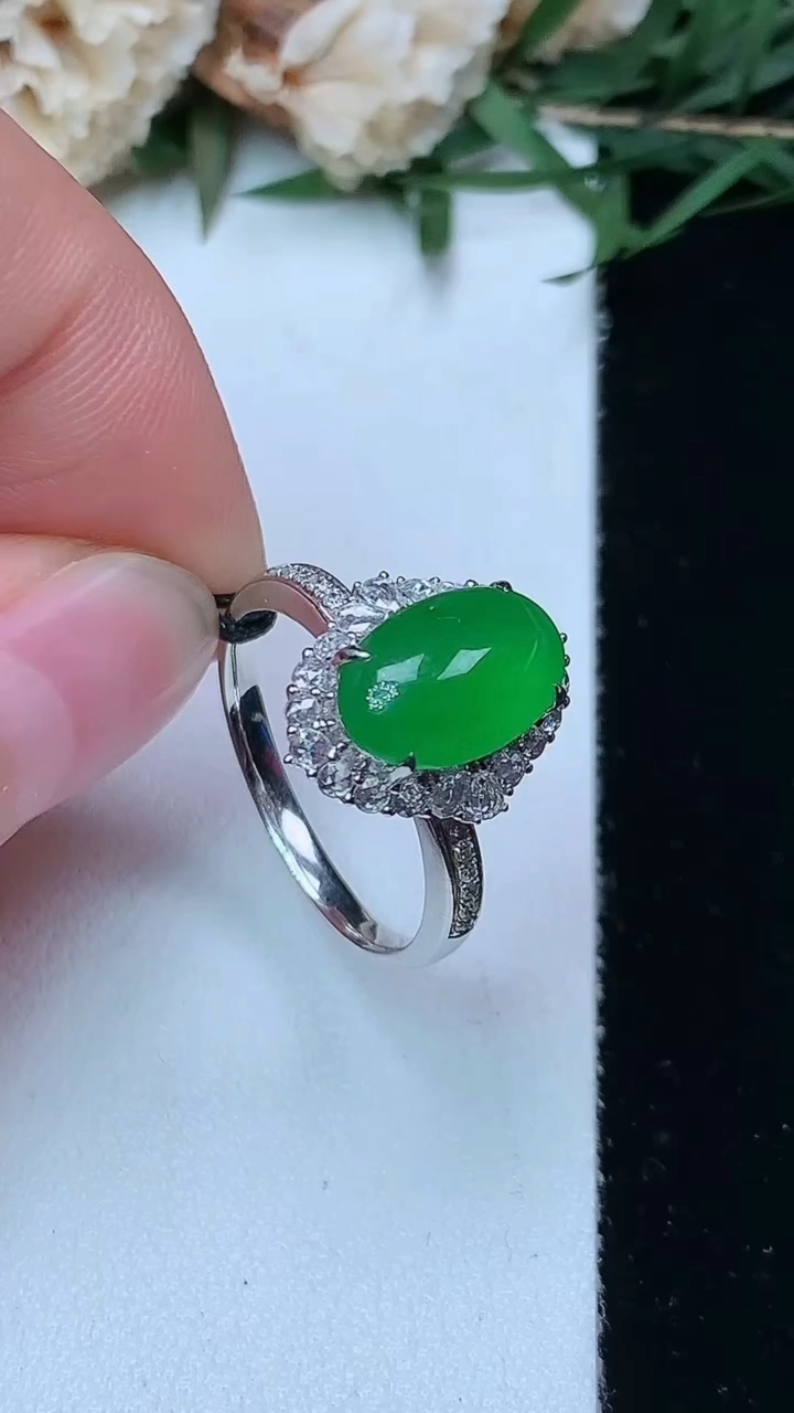 天然A货翡翠蛋面戒指，尺寸17.7-11.2-7.2，重量:3.55g2026年4月29日
工厂直销