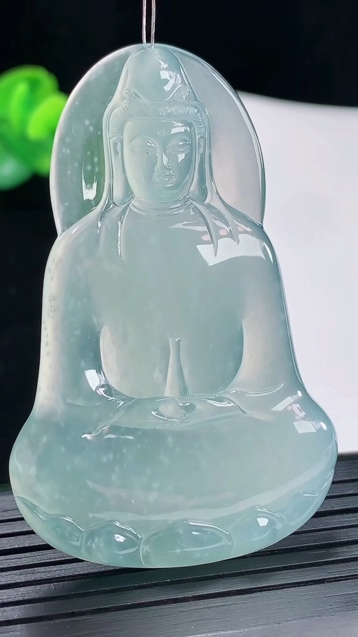 天然A货翡翠素衣观音吊坠，尺寸62-39.5-5.2重量:24.00g
4月29日