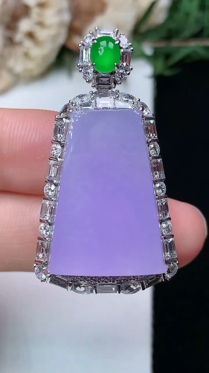 天然A货翡翠紫罗兰无事牌吊坠，尺寸37.6-20.6-12.3
4月29日