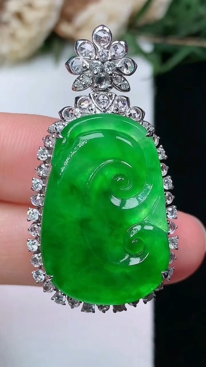 天然A货翡翠如意吊坠，尺寸38.2-28.2-10.2，裸石24.4-16.5，重量:6.75g
4月29日