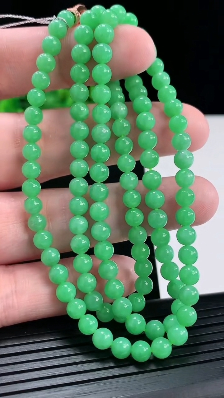 天然A货翡翠圆珠项链，尺寸5-115颗重量:27.24g
4月29日