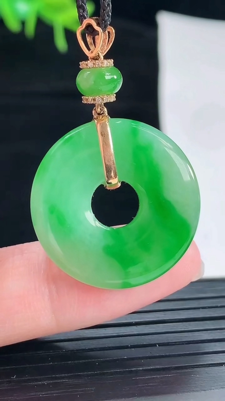 天然A货翡翠平安环吊坠，尺寸25-4重量:6.17g
4月29日