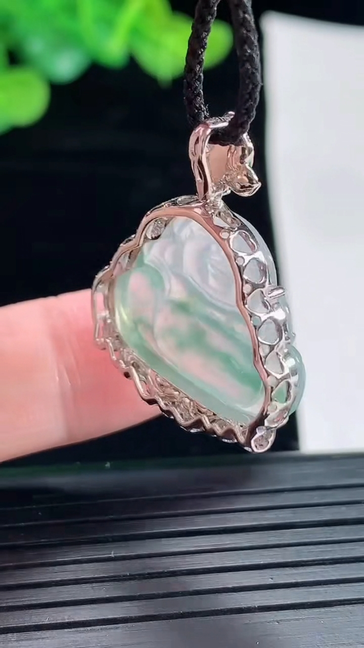 天然A货翡翠种飘花佛公吊坠，尺寸30-24-6，裸石18-22.6重量:3.13g
4月29日