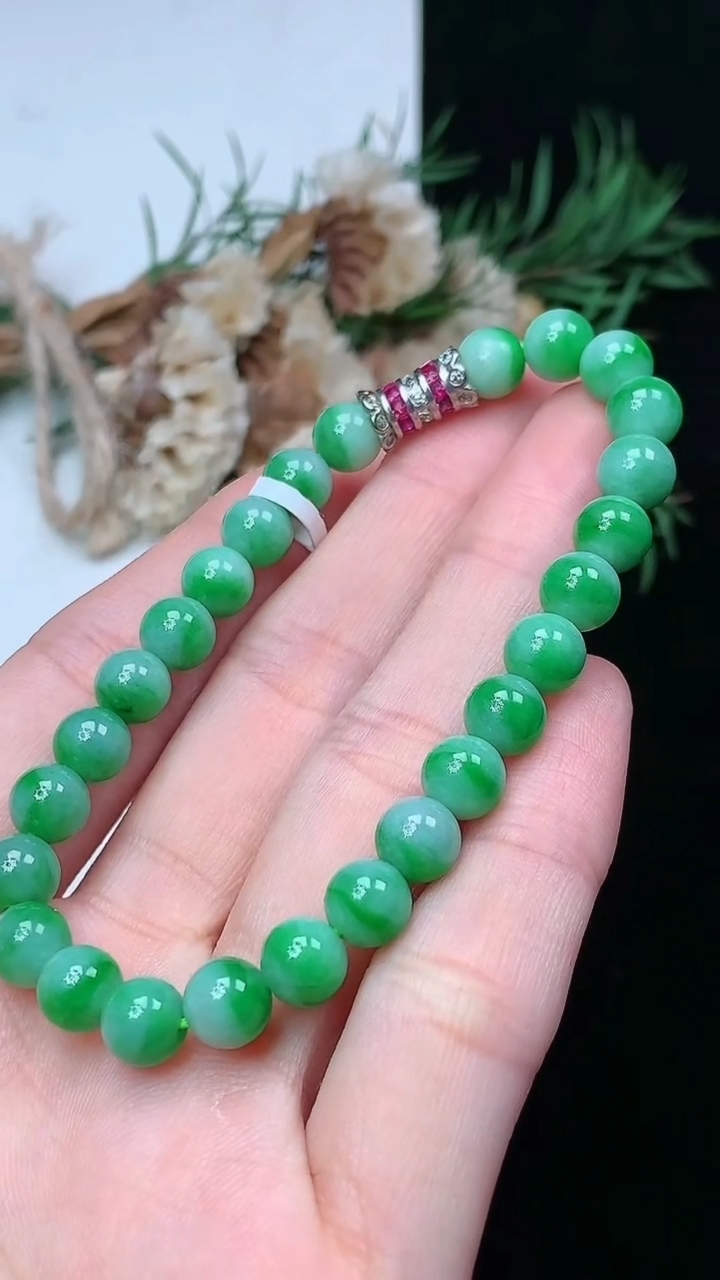 天然A货翡翠圆珠手串，尺寸6.6-26颗，重量:13.50g4月29日
工厂直销收藏佳品,种好水足，色泽均匀，有种有色，上手高大气！