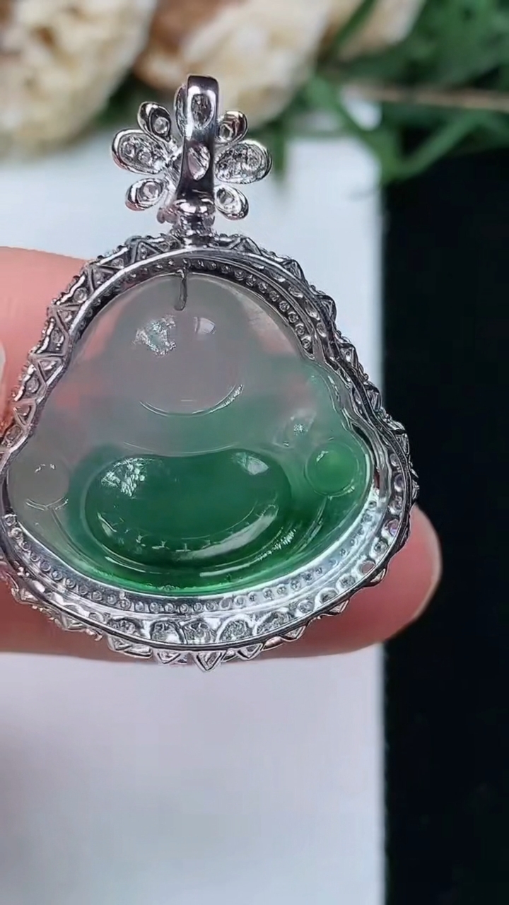 天然A货翡翠佛公吊坠，尺寸33.2-25.3-13.8，裸石18.9-21.3，重量:6.58g
4月29日