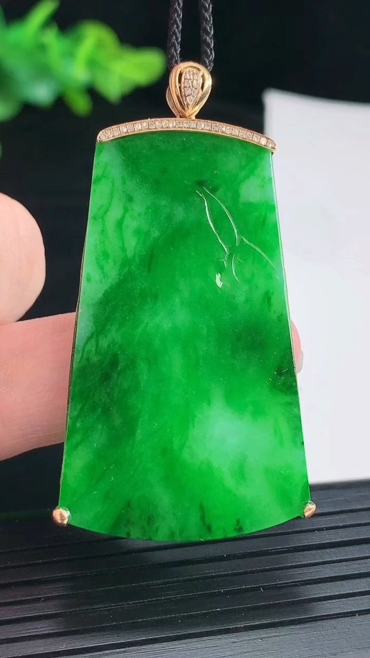 天然A货翡翠无事牌吊坠，尺寸53-29.5-4.2，裸石47-28重量:10.67g
4月29日