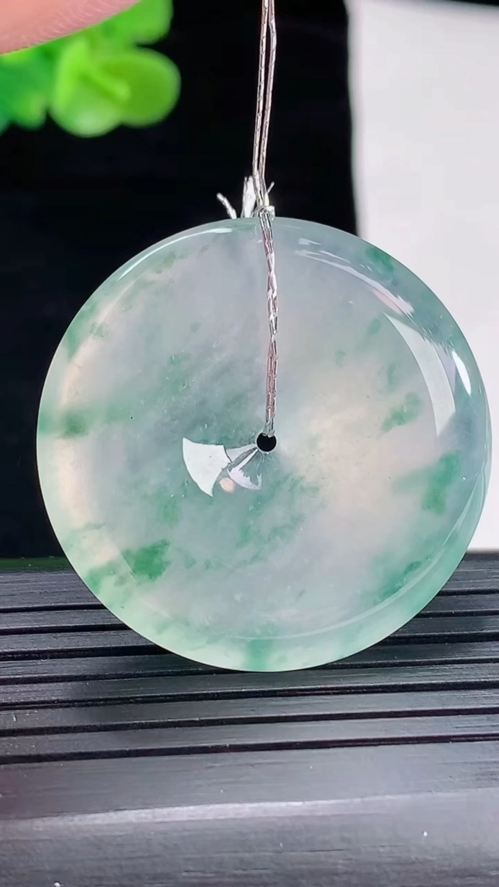 天然A货翡翠种飘花平安扣吊坠，尺寸35-6重量:14.49g
4月29日