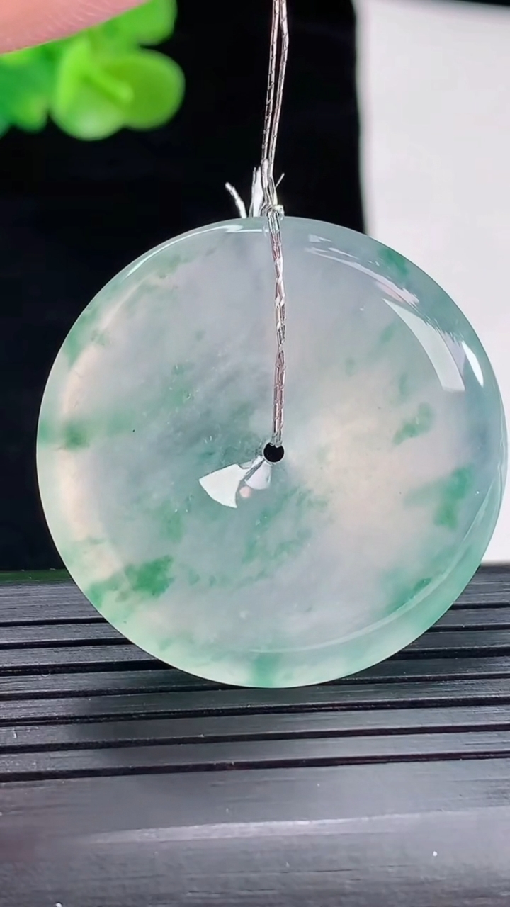 天然A货翡翠种飘花平安扣吊坠，尺寸35-6重量:14.49g
4月29日