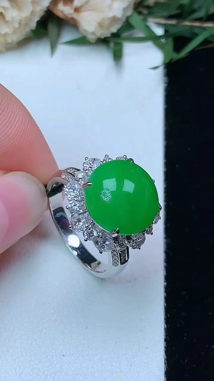 天然A货翡翠蛋面戒指，尺寸17.3-11.9-11.7，重量:5.60g2026年4月29日
工厂直