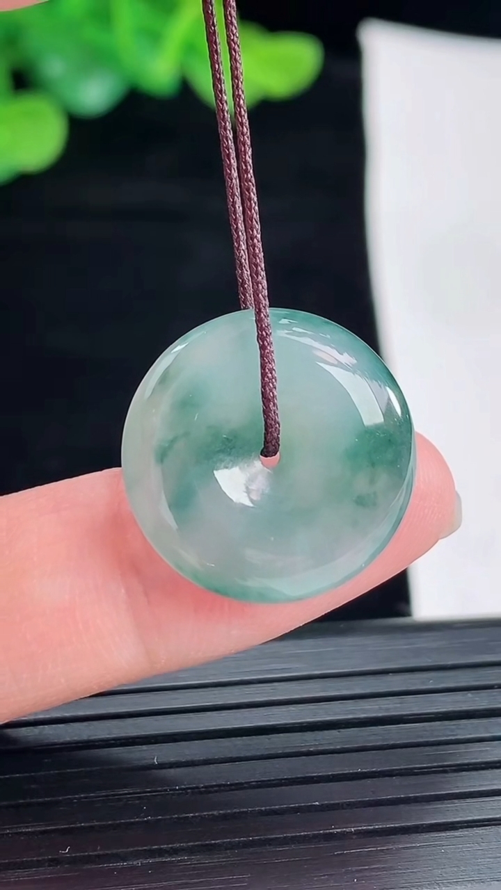 天然A货翡翠飘花平安扣吊坠，尺寸19-4.2重量:3.22g
4月29日