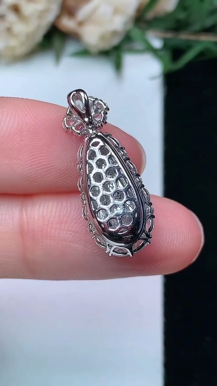 天然A货翡翠福豆吊坠，尺寸23.3-9-8，裸石13-5.7，重量:2.53g
4月29日