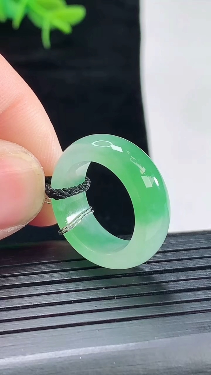 天然A货翡翠玉指环 戒指，尺寸16.5-7-4重量:4.69g2026年4月29日
工厂直销收藏佳品