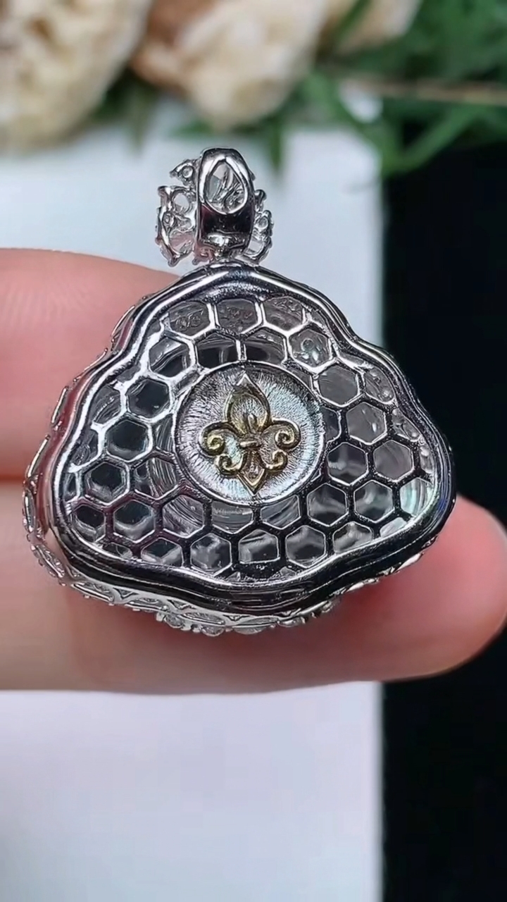 天然A货翡翠佛公吊坠，尺寸26.4-23-9.9，裸石13.7-20，重量:5.79g
4月29日