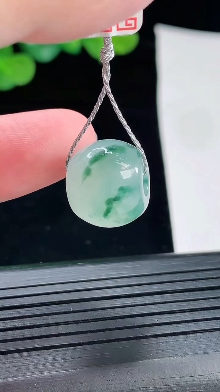 天然A货翡翠冰种飘花路路通吊坠，尺寸12.5-15重量:5.32g
4月29日