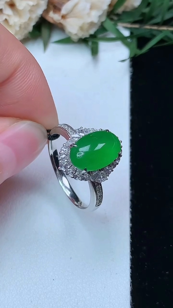 天然A货翡翠蛋面戒指，尺寸17.7-11.2-7.2，重量:3.55g2026年4月29日
工厂直销收藏佳品,种好水足，色泽均匀，有种有色，上手高大气！