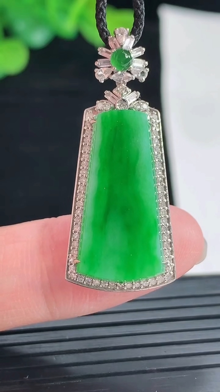 天然A货翡翠无事牌吊坠，尺寸36-15.5-6.6，裸石23.6-13重量:4.17g
4月29日