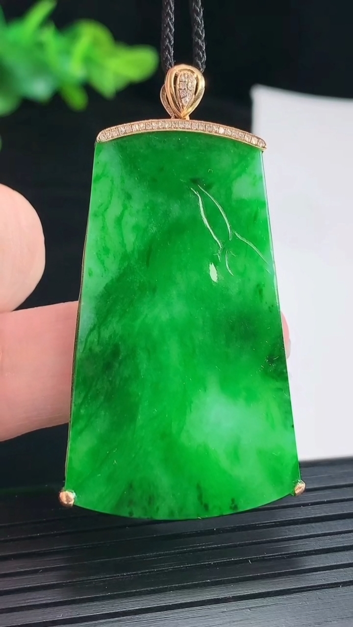 天然A货翡翠无事牌吊坠，尺寸53-29.5-4.2，裸石47-28重量:10.67g
4月29日