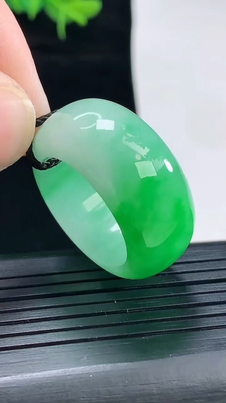 天然A货翡翠素面玉扳指 指环戒指，尺寸20.6-13-5.2重量:14.10g2026年4月29日
工厂直销收藏佳品,种好水足，色泽均匀，有种有色，上手高大气！