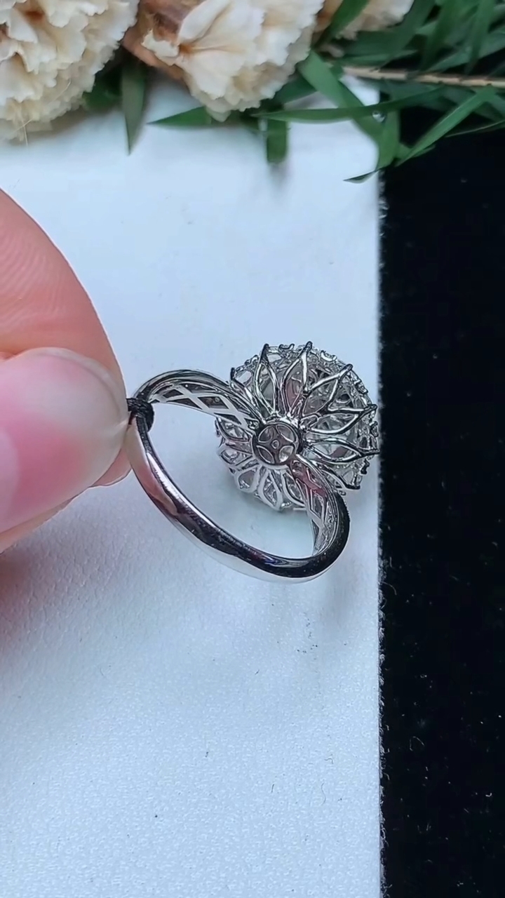 天然A货翡翠蛋面戒指，尺寸17.4-12.2-9.6，重量:4.00g2026年4月29日
工厂直销收藏佳品,种好水足，色泽均匀，有种有色，上手高大气！