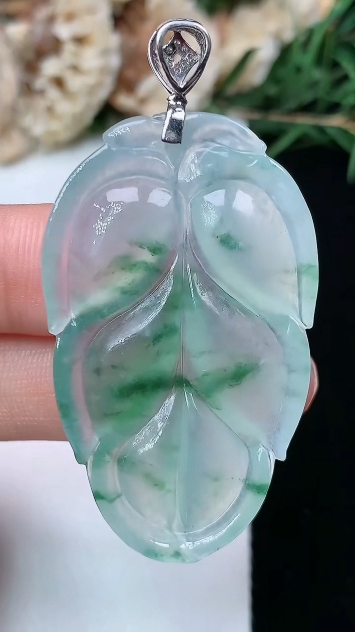 天然A货翡翠飘花金枝玉叶 叶子吊坠，尺寸43.5-26.6-4.8，重量:9.85g
4月29日