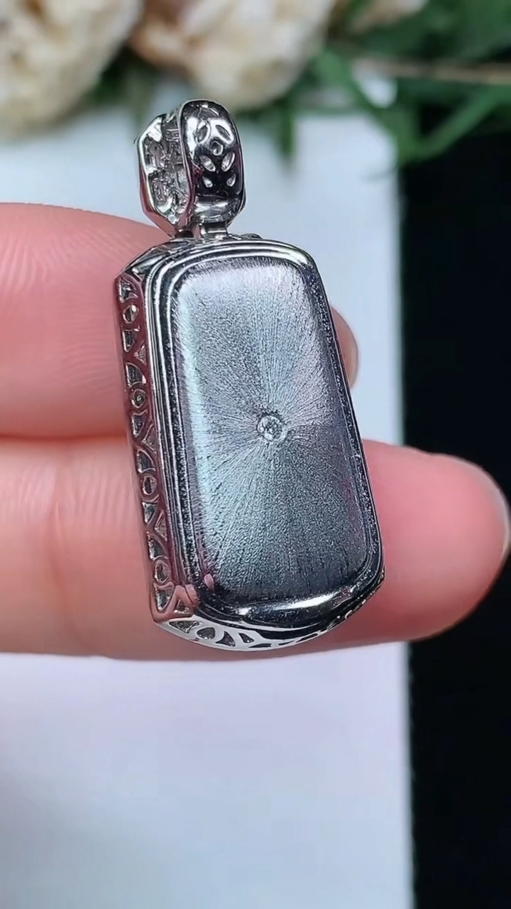 天然A货翡翠白冰平安柱吊坠，尺寸28.8-12.7-10.3，裸石18.3-8.6，重量:6.00g
4月29日