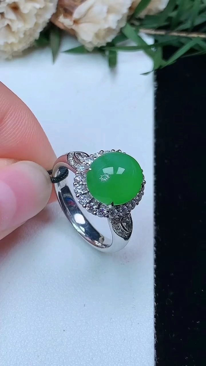 天然A货翡翠蛋面戒指，尺寸17-10.4-9，重量:5.74g2026年4月29日
工厂直销收藏佳品