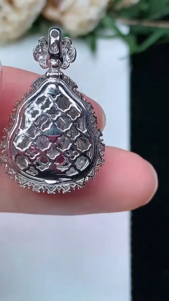 天然A货翡翠葫芦吊坠，尺寸27-17.2-11.4，裸石14.4-13.2，重量:4.51g
4月29日