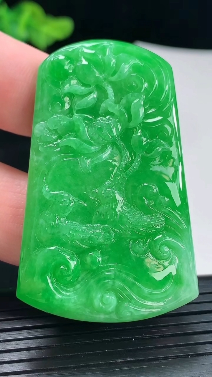 天然A货翡翠和和美美 荷花牌吊坠，尺寸55.6-34-6重量:23.26g
4月29日