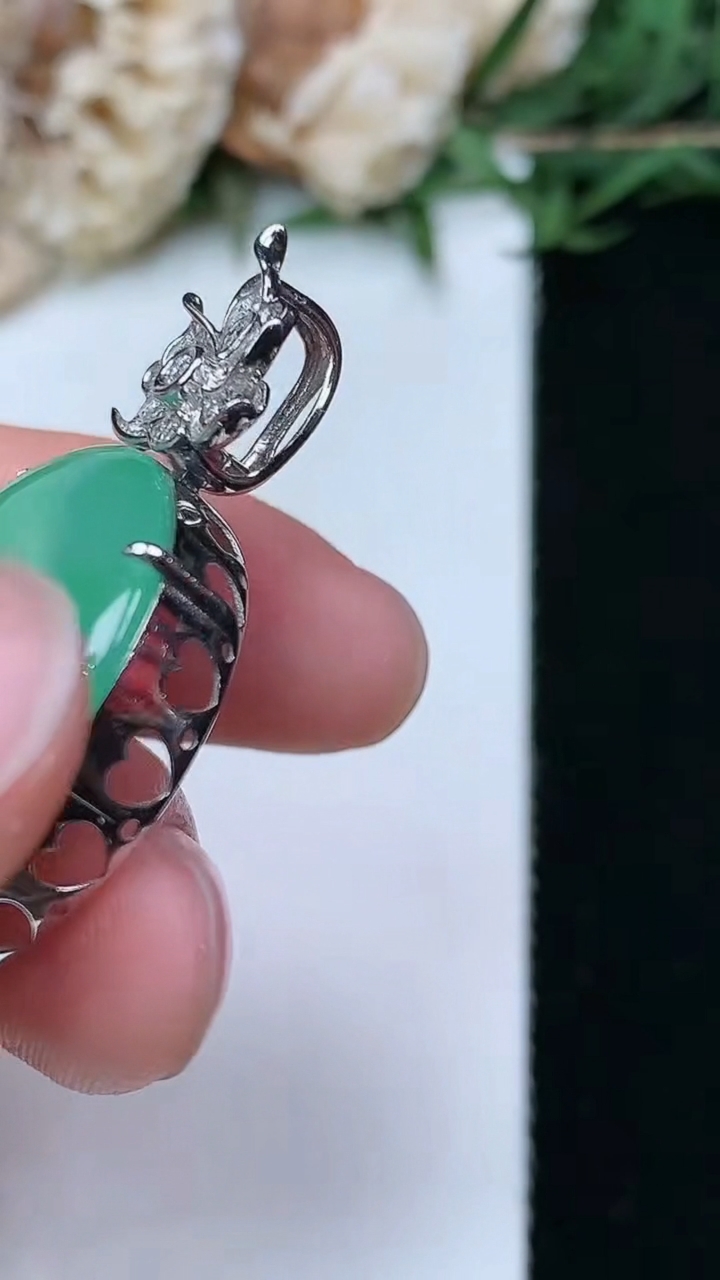 天然A货翡翠平安扣吊坠，尺寸24-7.3，重量:10.00g
4月29日